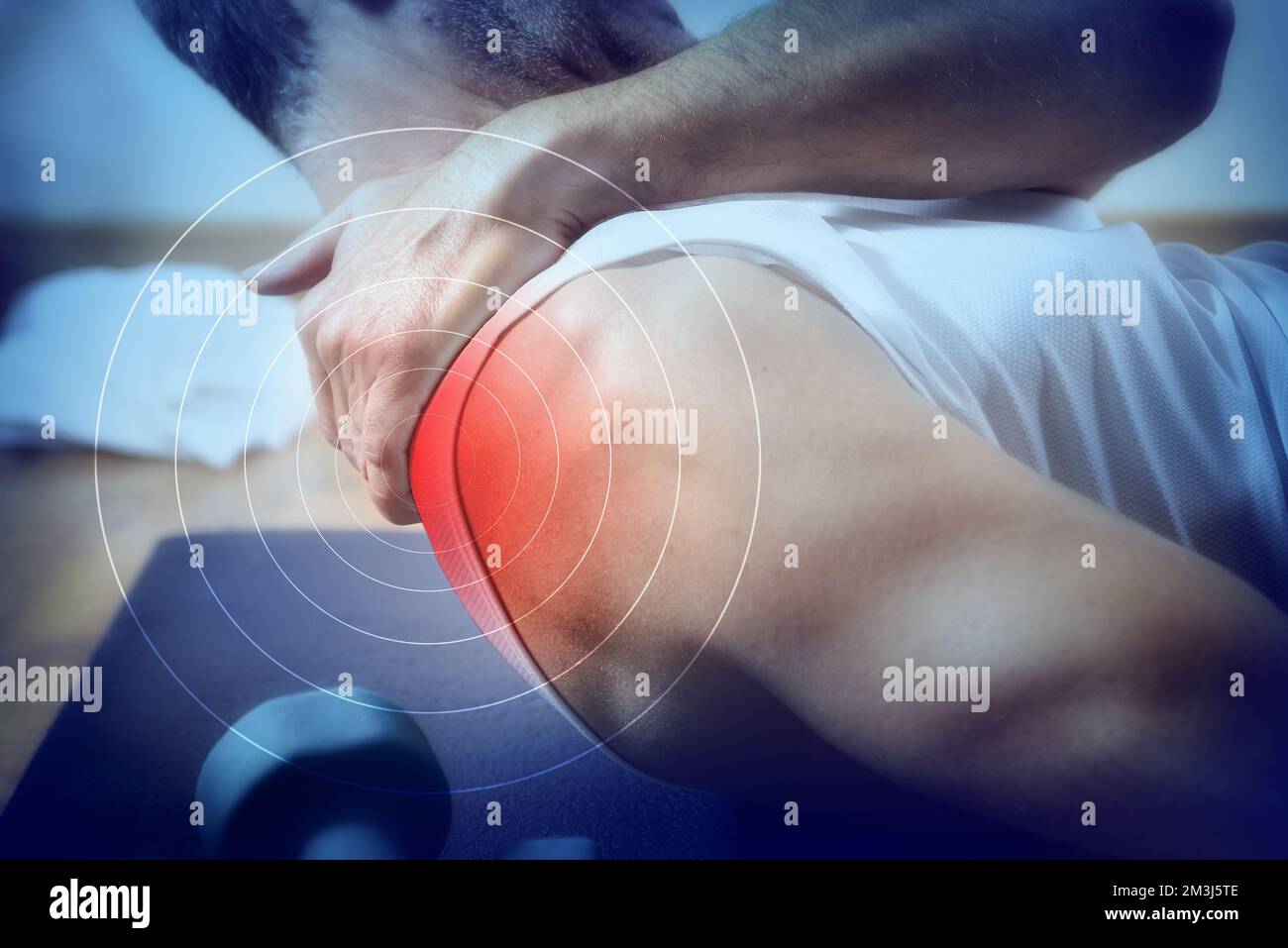 Detail einer Darstellung des zervikalen Schmerzes mit roter Farbe auf einem bläulichen Bild. Vorderansicht. Stockfoto