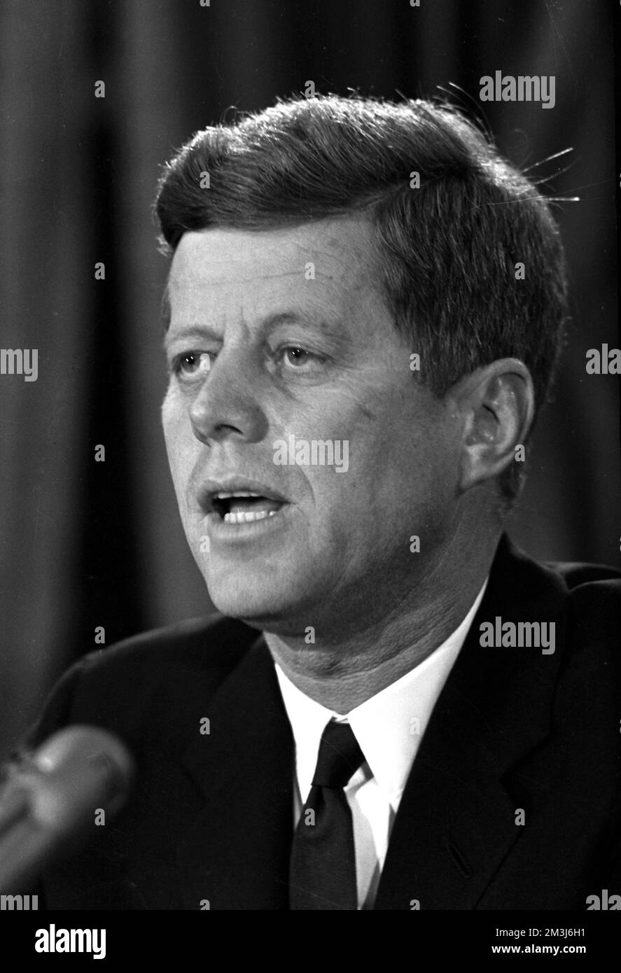 **DATEI FOTO** National Archives veröffentlichen geheime JFK-Mordakten. US-Präsident John F. Kennedy spricht über Radio und Fernsehen über die sowjetischen Waffen, die am Montag, den 22. Oktober 1962 vom Weißen Haus in Washington, DC, in Kuba aufgebaut wurden. Kredit: Arnie Sachs/CNP/MediaPunch Stockfoto