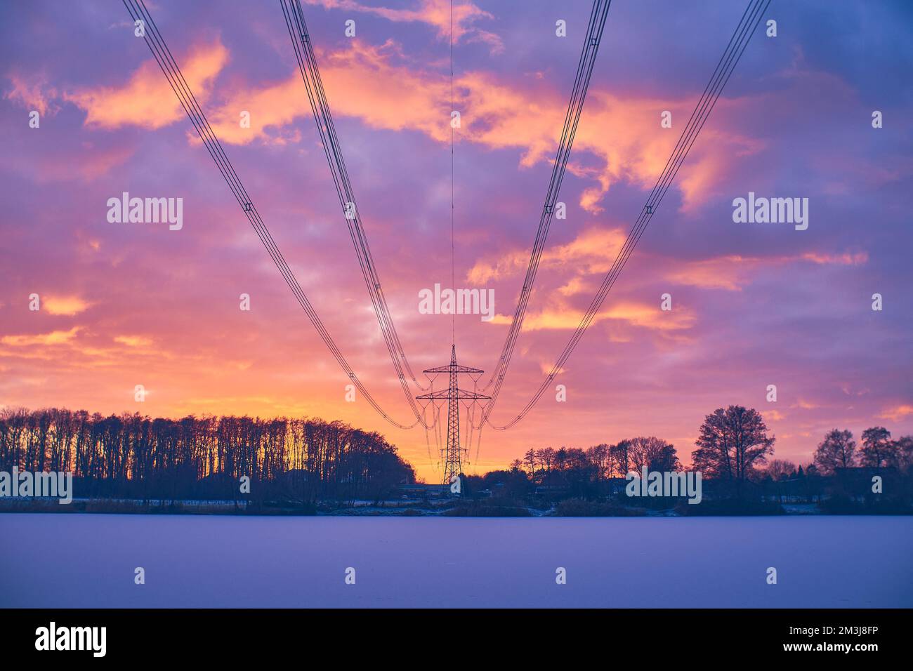 Stromleitung und Winter-Abendhimmel. Hochwertiges Foto Stockfoto