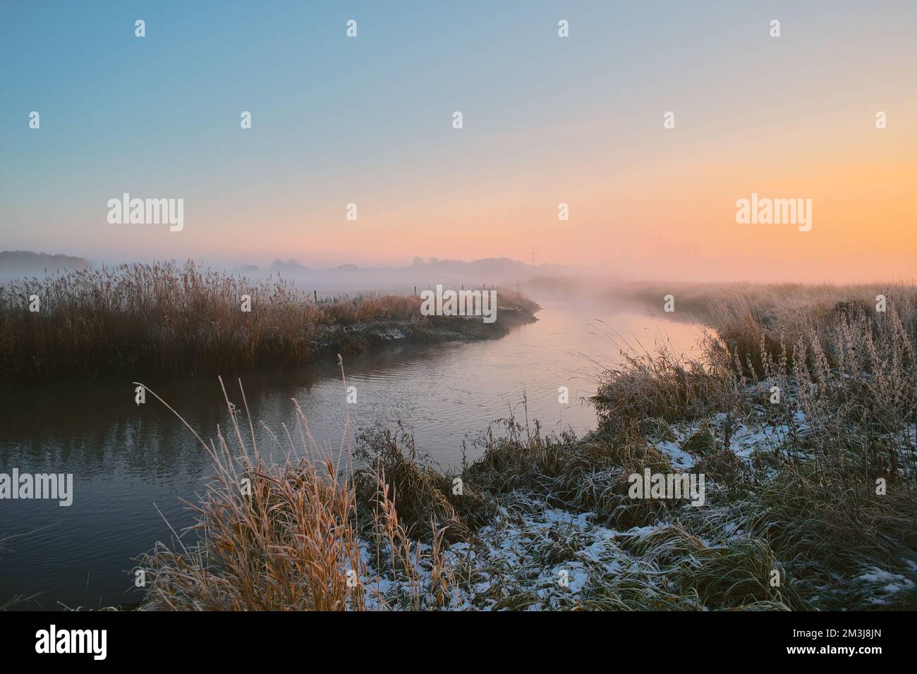 Der Fluss Pinnau in schleswig-Holstein im Winter. Hochwertiges Foto Stockfoto