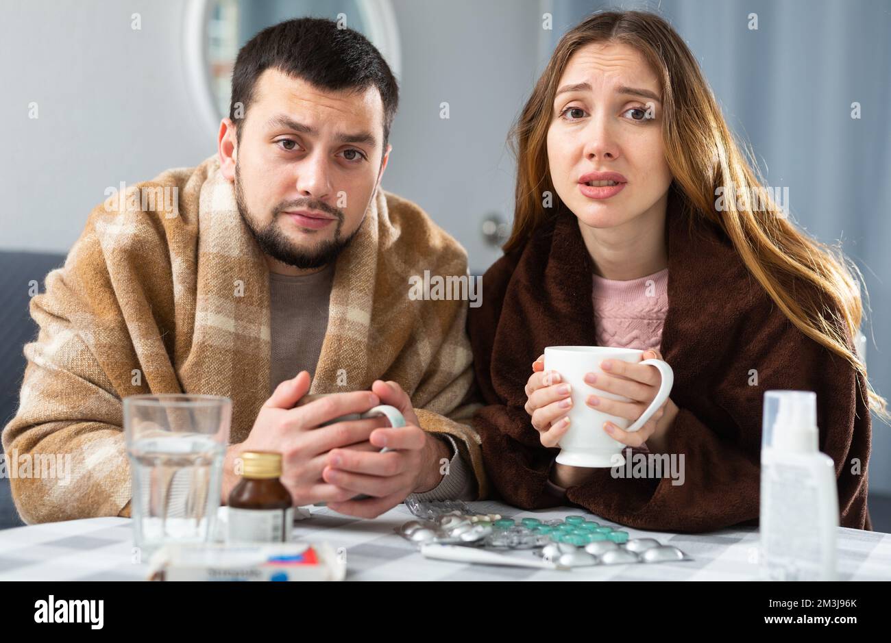 Krankes Paar, das zu Hause an Grippe leidet Stockfoto Krankes Paar, das zu Hause an Grippe leidet Stockfoto