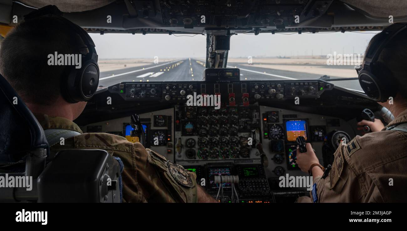 Capt. Matthew Bailey (links) und Capt. Jackie Houlton (rechts), KC-135 Stratotanker-Piloten, die der 91. Expeditionary Air Tanken Squadron zugewiesen wurden, starten vom Al Udeid Air Base, Katar, 10. Dezember 2022. Mit Hilfe der KC-135 können Flugzeuge aus den USA und den Partnerländern länger in der Luft bleiben, wodurch die Patrouillenzeit maximiert und regionale Stabilität gewährleistet wird. (USA Air Force Photo von Staff Sgt. Kirby Turbak) Stockfoto