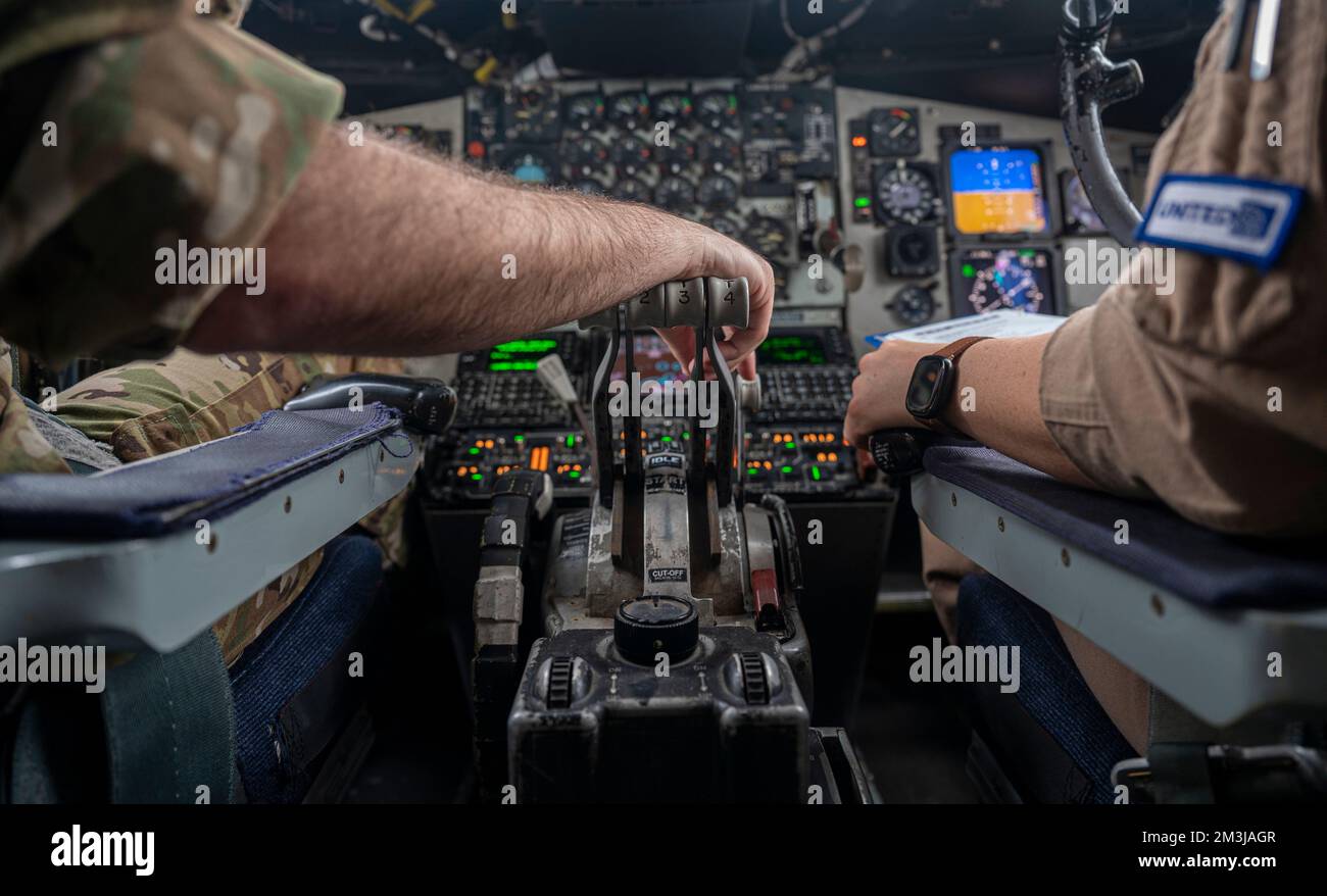Capt. Matthew Bailey (links) und Capt. Jackie Houlton (rechts), KC-135 Stratotanker-Piloten, die der 91. Expeditionary Air Tanken Squadron zugewiesen wurden, starten vom Al Udeid Air Base, Katar, 10. Dezember 2022. Mit Hilfe der KC-135 können Flugzeuge aus den USA und den Partnerländern länger in der Luft bleiben, wodurch die Patrouillenzeit maximiert und regionale Stabilität gewährleistet wird. (USA Air Force Photo von Staff Sgt. Kirby Turbak) Stockfoto