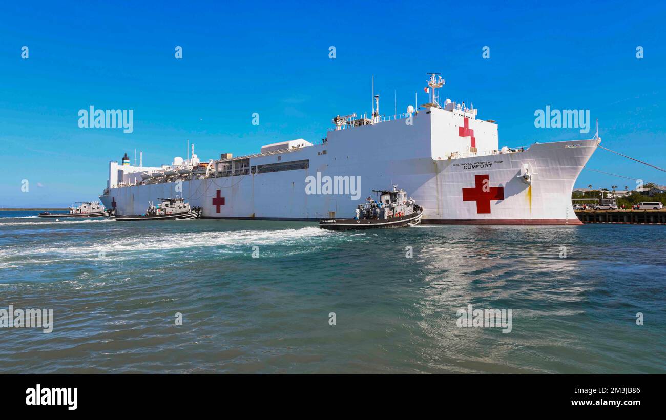 221123-N-BW566-1099 MARINESTÜTZPUNKT GUANTANAMO BAY, Kuba (23. November 2022) das Krankenschiff USNS Comfort (T-AH-20) ist am 23. November 2022 am Marinestützpunkt Guantanamo Bay, Kuba, vor Anker. Comfort wird in der US 4.-Flotte eingesetzt, um die anhaltende Promise 2022, eine humanitäre Hilfe und Kulanz Mission, die direkte medizinische Versorgung, expeditionäre tierärztliche Versorgung und Fachexpertenaustausch mit fünf Partnerländern in der Karibik, Mittel- und Südamerika. Marinestützpunkt Guantanamo Bay ist die vorwärtsgerichtete, einsatzbereite, unersetzliche US-Meereskraftplattform in der Karibik. (USA Marine p Stockfoto