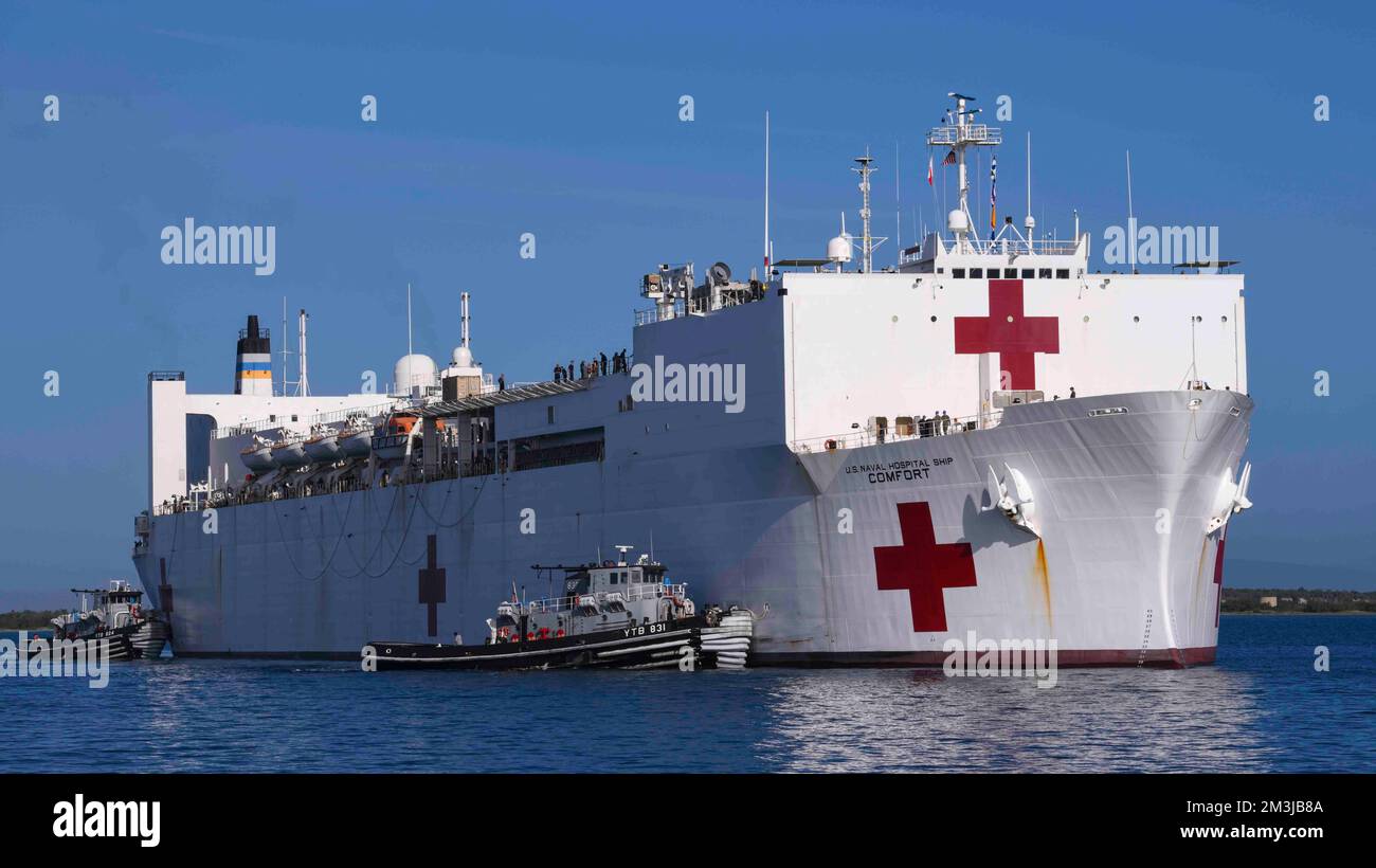221123-N-BW566-1028 MARINESTÜTZPUNKT GUANTANAMO BAY, Kuba (23. Nov. 2022) das Krankenschiff USNS Comfort (T-AH-20) fährt in Richtung Marinestützpunkt Guantanamo Bay, 23. Nov. 2022. Comfort wird in der US 4.-Flotte eingesetzt, um die anhaltende Promise 2022, eine humanitäre Hilfe und Kulanz Mission, die direkte medizinische Versorgung, expeditionäre tierärztliche Versorgung und Fachexpertenaustausch mit fünf Partnerländern in der Karibik, Mittel- und Südamerika. Marinestützpunkt Guantanamo Bay ist die vorwärtsgerichtete, einsatzbereite, unersetzliche US-Meereskraftplattform in der Karibik. (USA Navy Foto von Mass Stockfoto