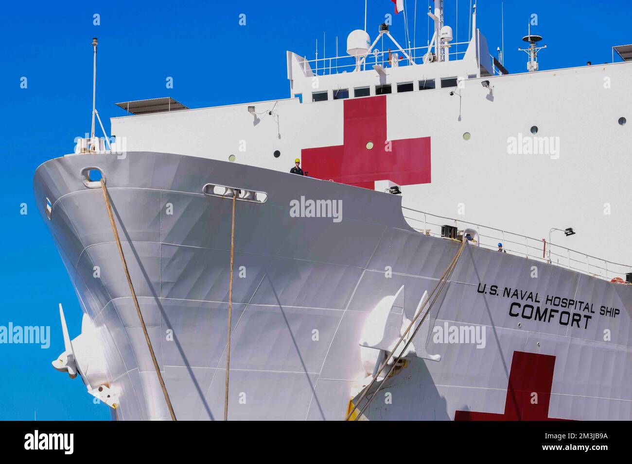 221123-N-BW566-1102 MARINESTÜTZPUNKT GUANTANAMO BAY, Kuba (23. November 2022) das Krankenschiff USNS Comfort (T-AH-20) ist am 23. November 2022 am Marinestützpunkt Guantanamo Bay, Kuba, vor Anker. Comfort wird in der US 4.-Flotte eingesetzt, um die anhaltende Promise 2022, eine humanitäre Hilfe und Kulanz Mission, die direkte medizinische Versorgung, expeditionäre tierärztliche Versorgung und Fachexpertenaustausch mit fünf Partnerländern in der Karibik, Mittel- und Südamerika. Marinestützpunkt Guantanamo Bay ist die vorwärtsgerichtete, einsatzbereite, unersetzliche US-Meereskraftplattform in der Karibik. (USA Marine p Stockfoto