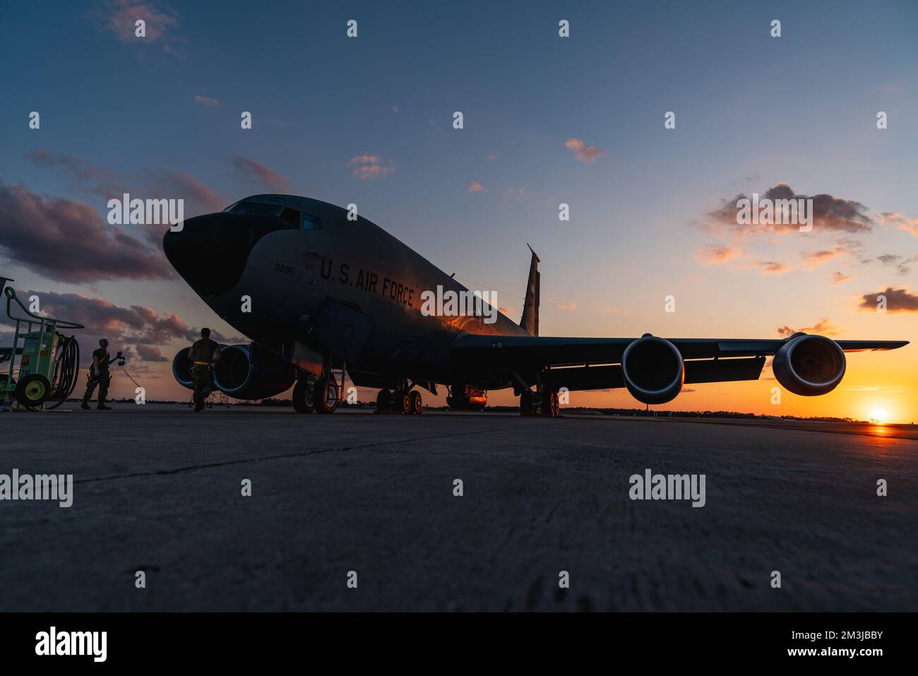 Besatzungsleiter der 6. Maintenance Group inspizieren ein KC-135 Stratotanker-Flugzeug, das dem 6. Air Tanken Flügel am MacDill Air Force Base, Florida, zugewiesen ist, 13. Dezember 2022. Der KC-135 betankt seit mehr als 60 Jahren andere Flugzeuge des Verteidigungsministeriums mit Luft und erfordert eine routinemäßige Wartung, damit sie sofort fliegen können. (USA Air Force Foto von Senior Airman Joshua Hastings) Stockfoto