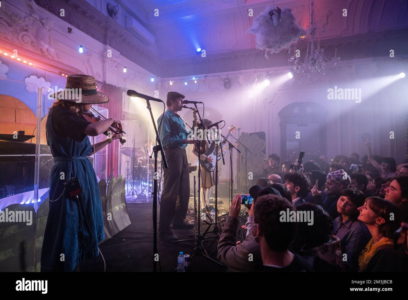 London, Großbritannien. Donnerstag, 15. Dezember 2022. Black Country, New Road, live in der Bush Hall in London. Foto: Richard Gray/Alamy Live News Stockfoto