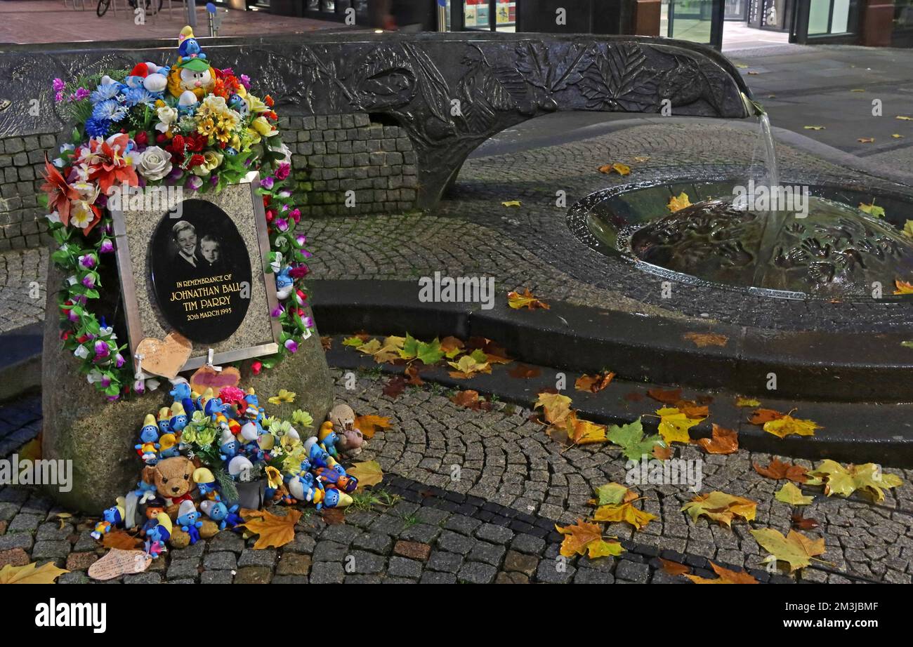 Bridge Street, River of Life, Memorial Fountain, Warrington, Cheshire in der Dämmerung, nach IRA Bombe Samstag, 20. März 1993, Ball & Parry, WA1 2QW Stockfoto