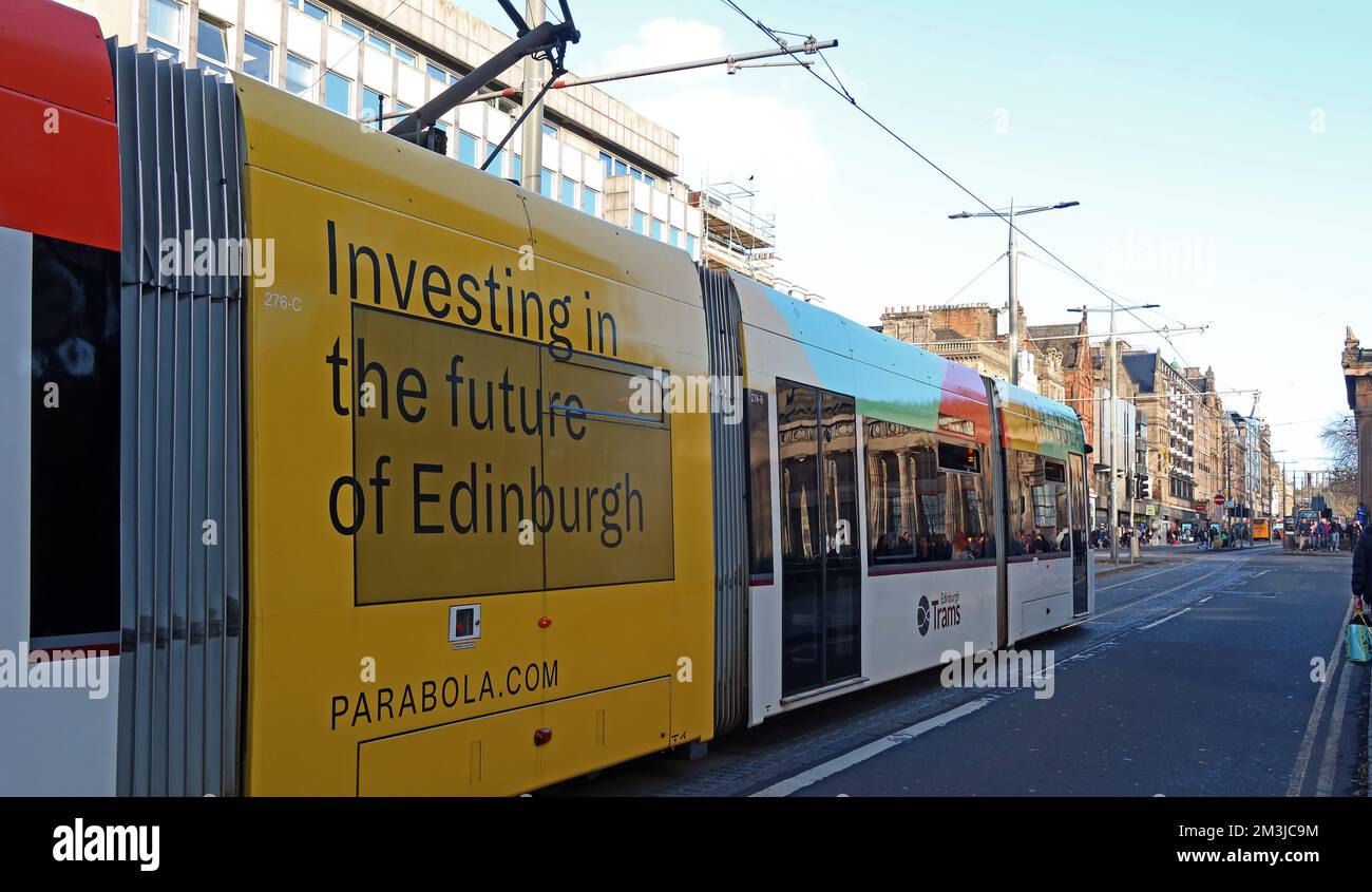 Parabola.com, Investing in the Future of Edinburgh, Werbemedien auf einer Straßenbahn, Princes Street, Edinburgh, Schottland, Großbritannien, EH1 3BG Stockfoto