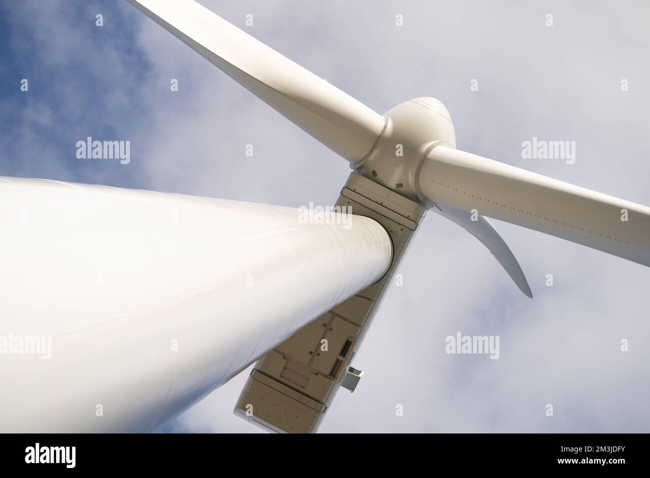 Detaillierte Nahaufnahme Von Windturbine, Generator, Rotor Und Schild Stockfoto
