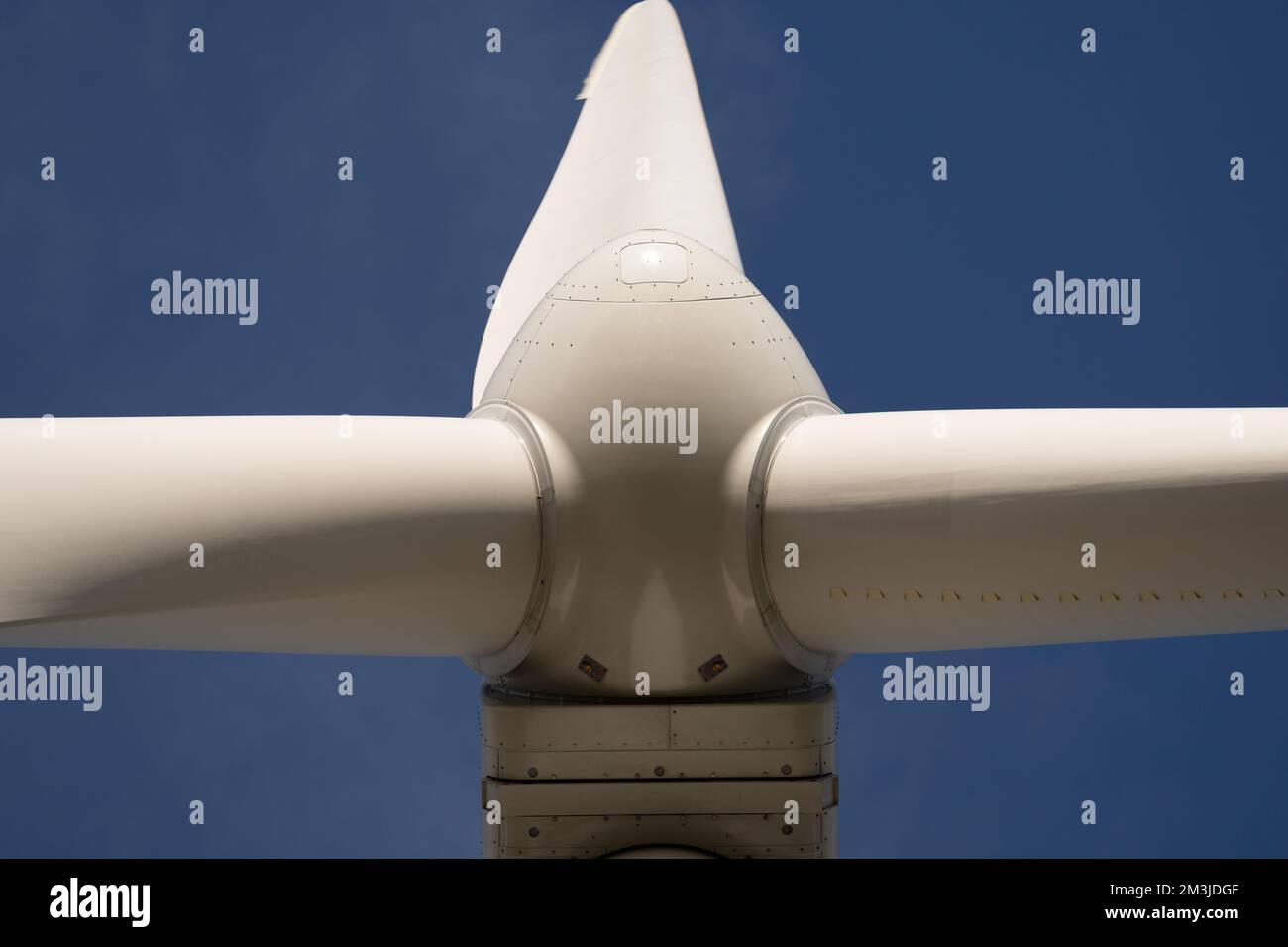 Detaillierte Nahaufnahme Von Windturbine, Generator, Rotor Und Schild Stockfoto