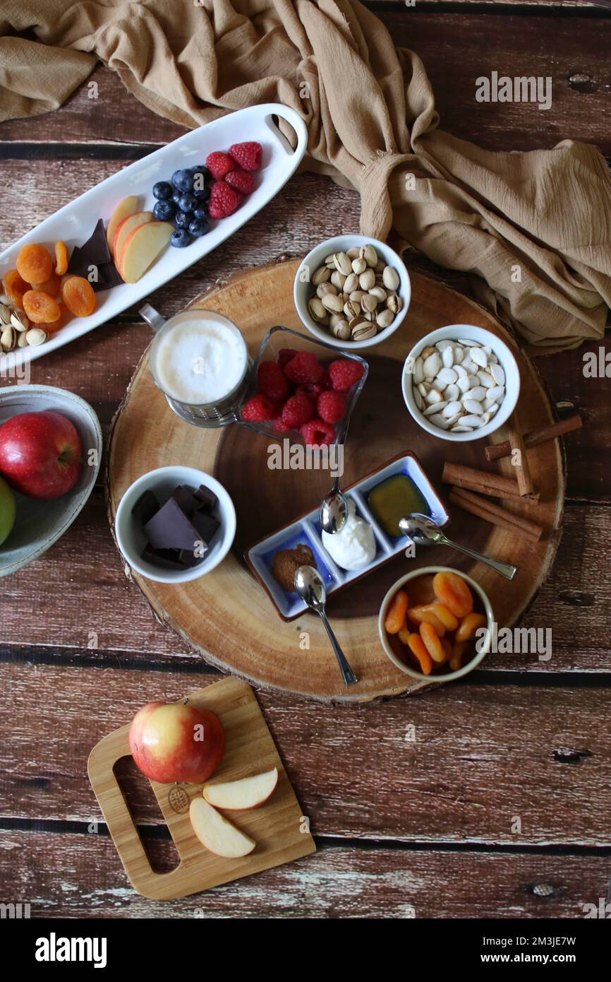 Flacher Schuss Obst und Nuss Wurstplatte mit Honig und Joghurt Stockfoto