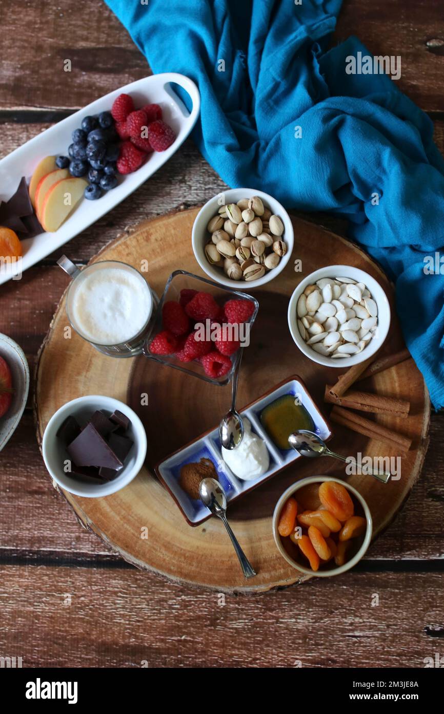 Layflat Shot Obst und Nuss Wurstplatte eine Holzkulisse Stockfoto