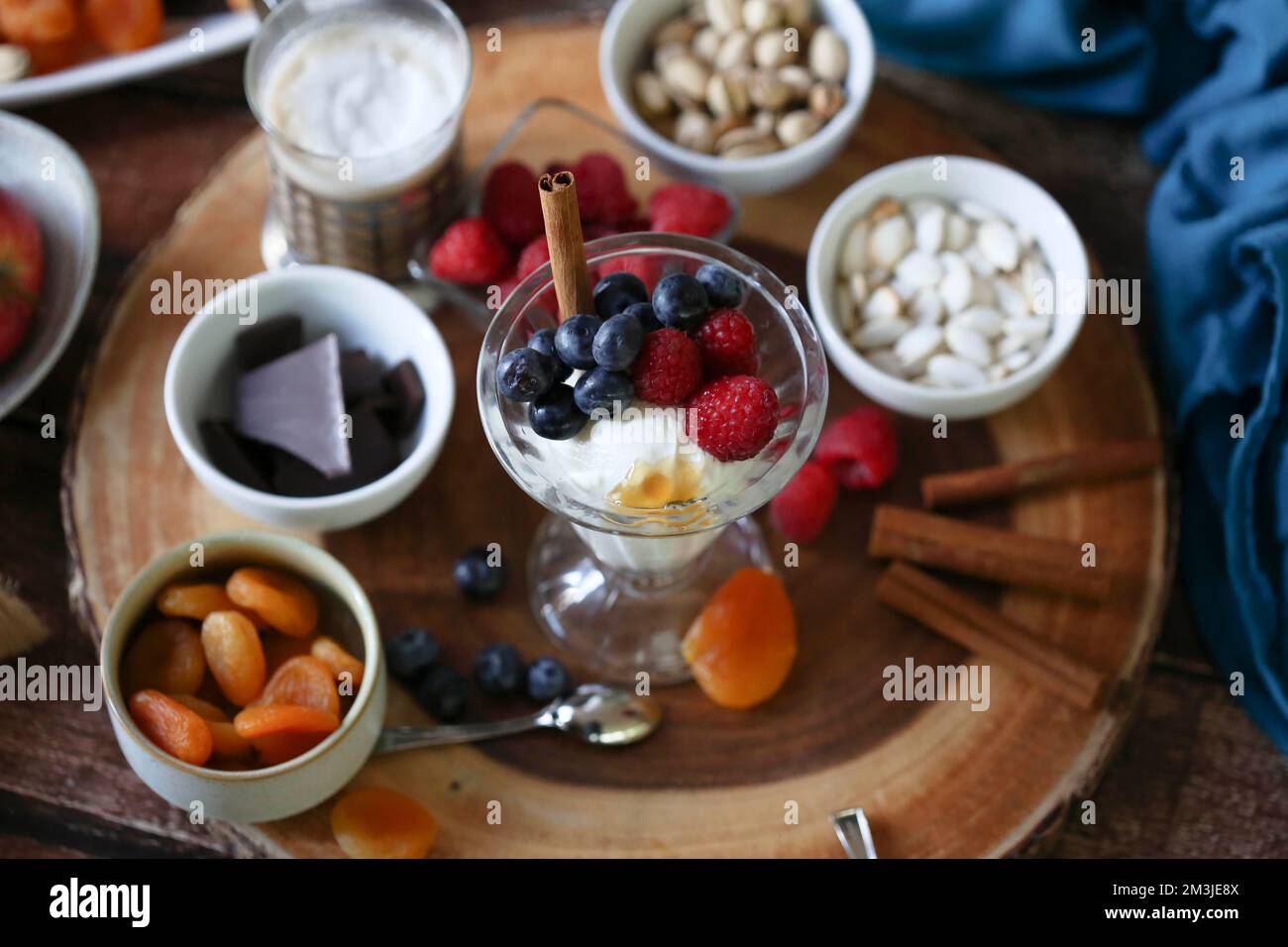 Flache Aufnahme von Obst- und Nusswurstplatte mit Holzhintergrund Stockfoto