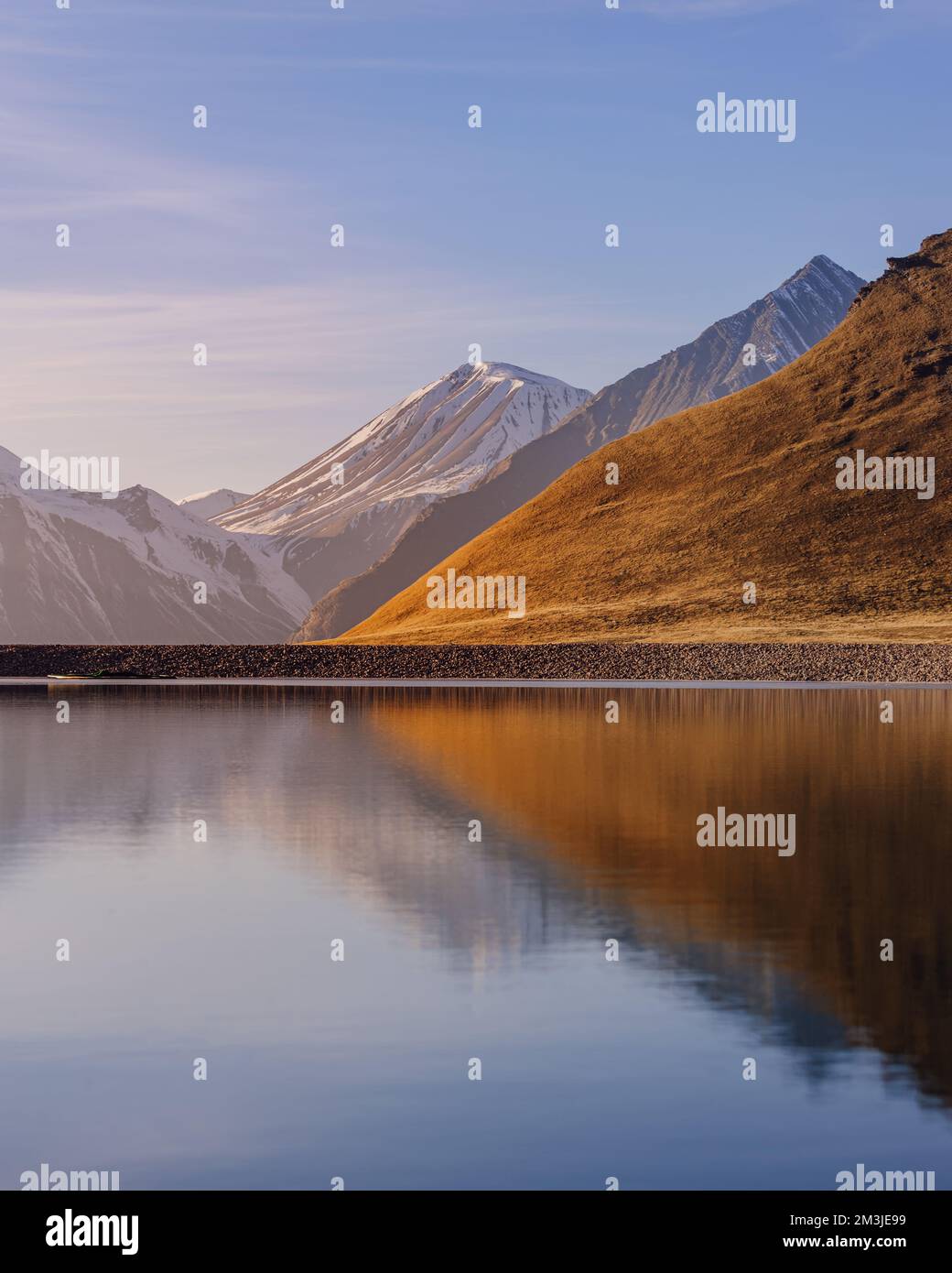 Purpurfarbener Sonnenuntergang über dem Cristal See Stockfoto