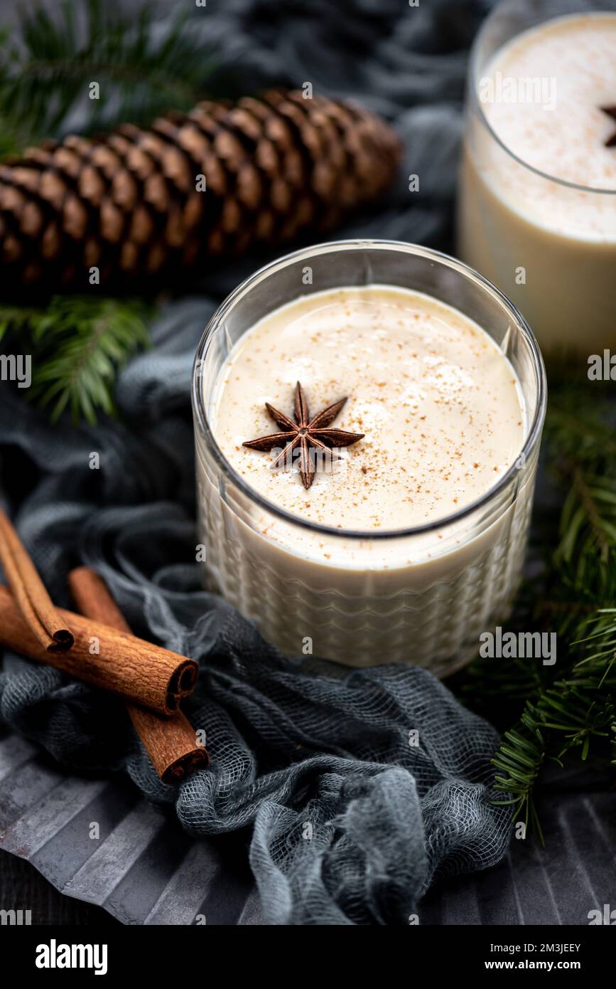 Ein Glas Eierpunsch-Winterdessert aus nächster Nähe Stockfoto