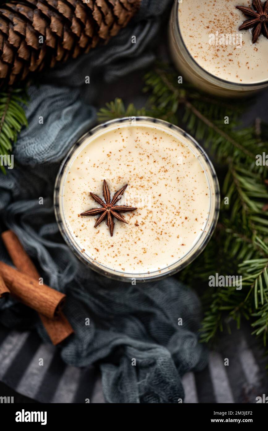Eierlikör mit Sternanis und Zimt Stockfoto