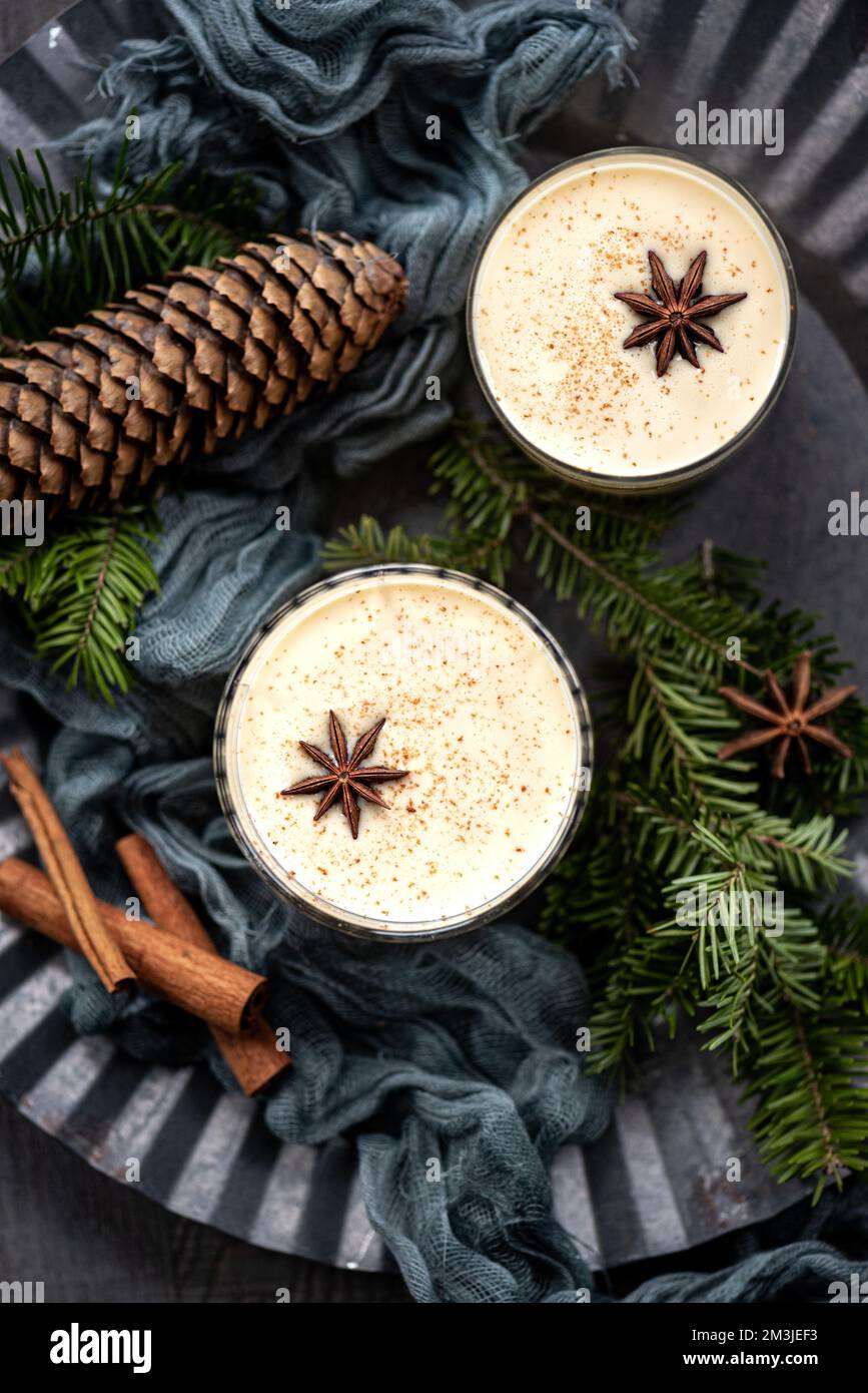 Kopfschuss mit zwei Gläsern Eierlikör Stockfoto