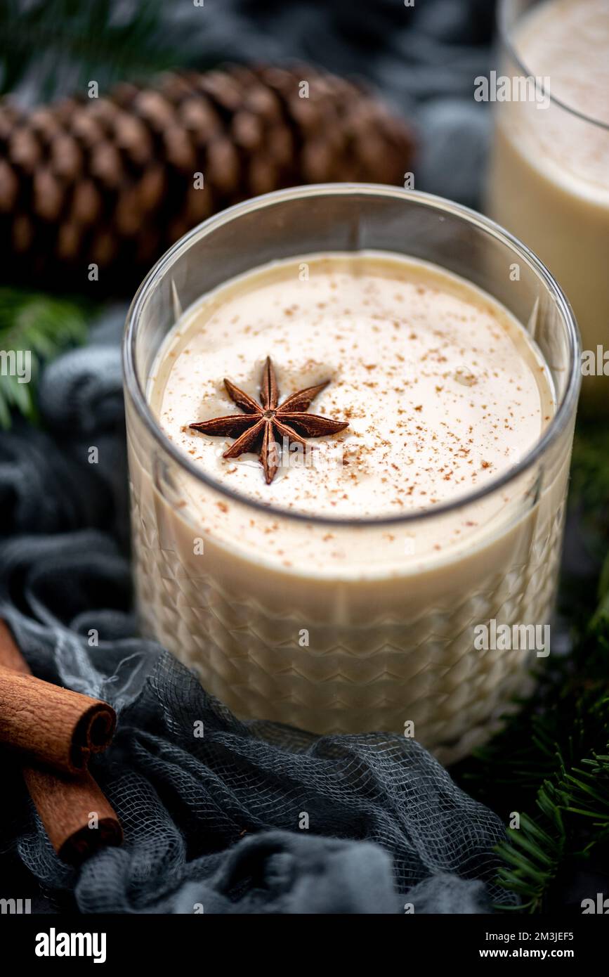 Eierpunsch und Sternanis mit Zimt Stockfoto