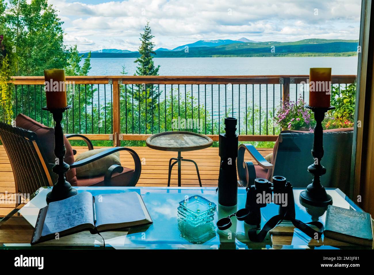 Blick auf Holzterrasse und Marsh Lake; The Inn on the Lake; Bed & Breakfast Lodge; in der Nähe von Whitehorse; Yukon Territory; Kanada Stockfoto