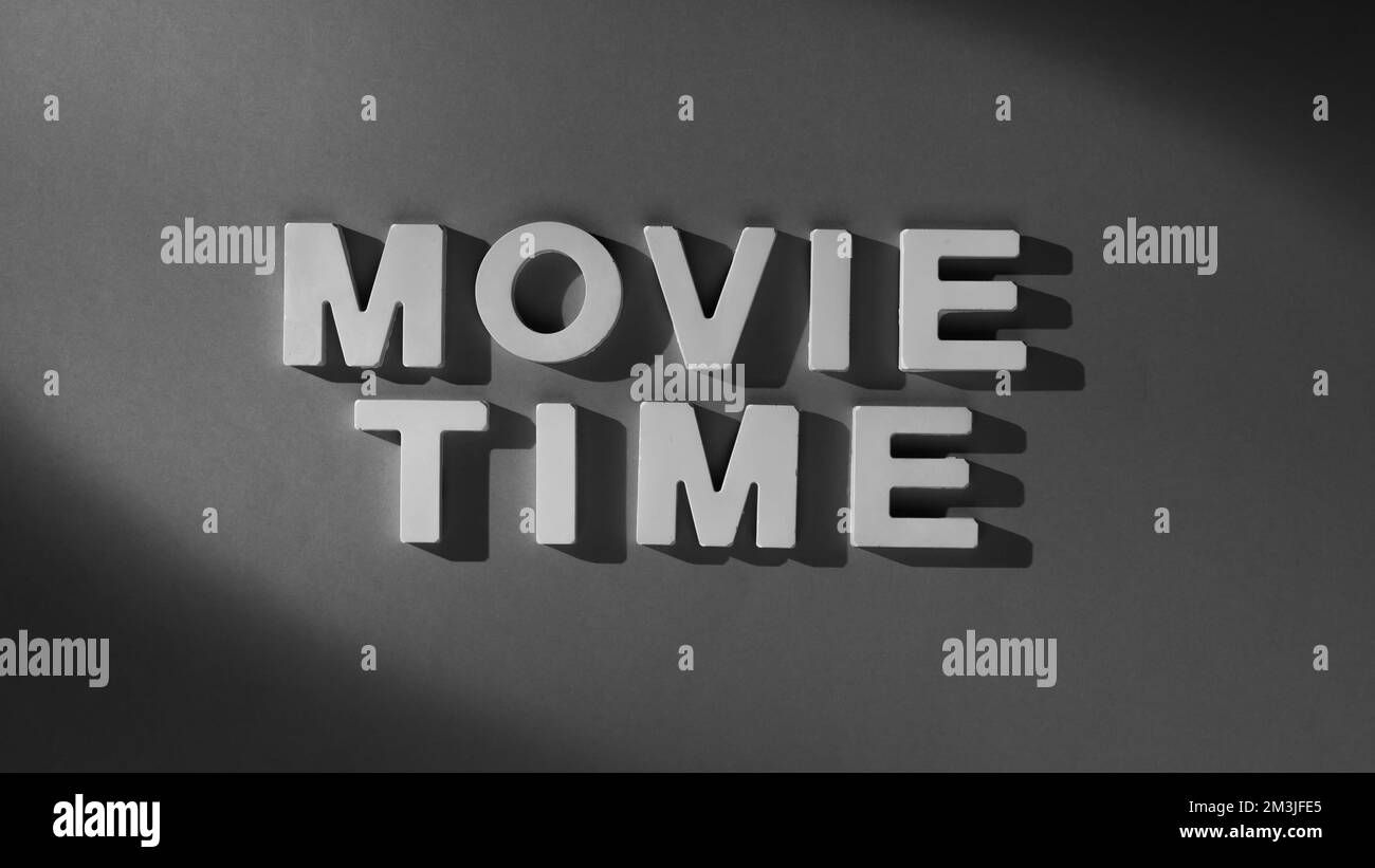 Filmzeit - Inschrift im alten Filmstil mit gegossenen Buchstaben. Schwarzweißfoto Stockfoto