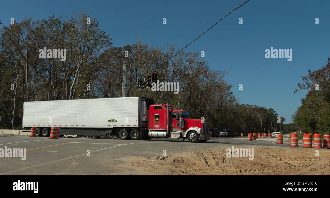 Deland, Florida, USA. 2022. Rot-weißer Lastwagen auf der West New York Avenue, durch Baustellen auf der State Road 44. Stockfoto