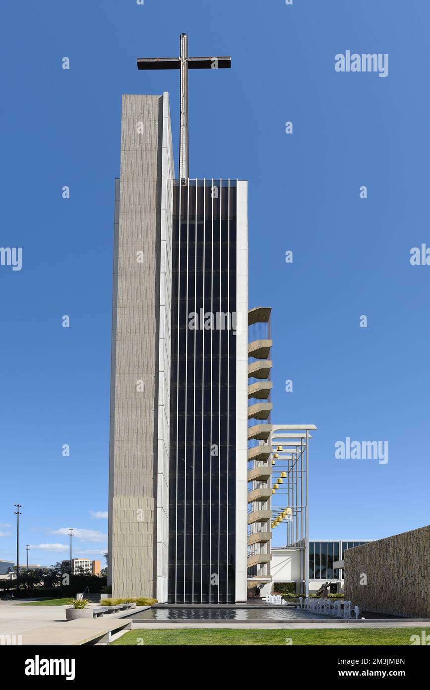 GARDEN GROVE, KALIFORNIEN - 20. MÄRZ 2021: Der Tower of Hope in der Crystal Cathedral. Stockfoto