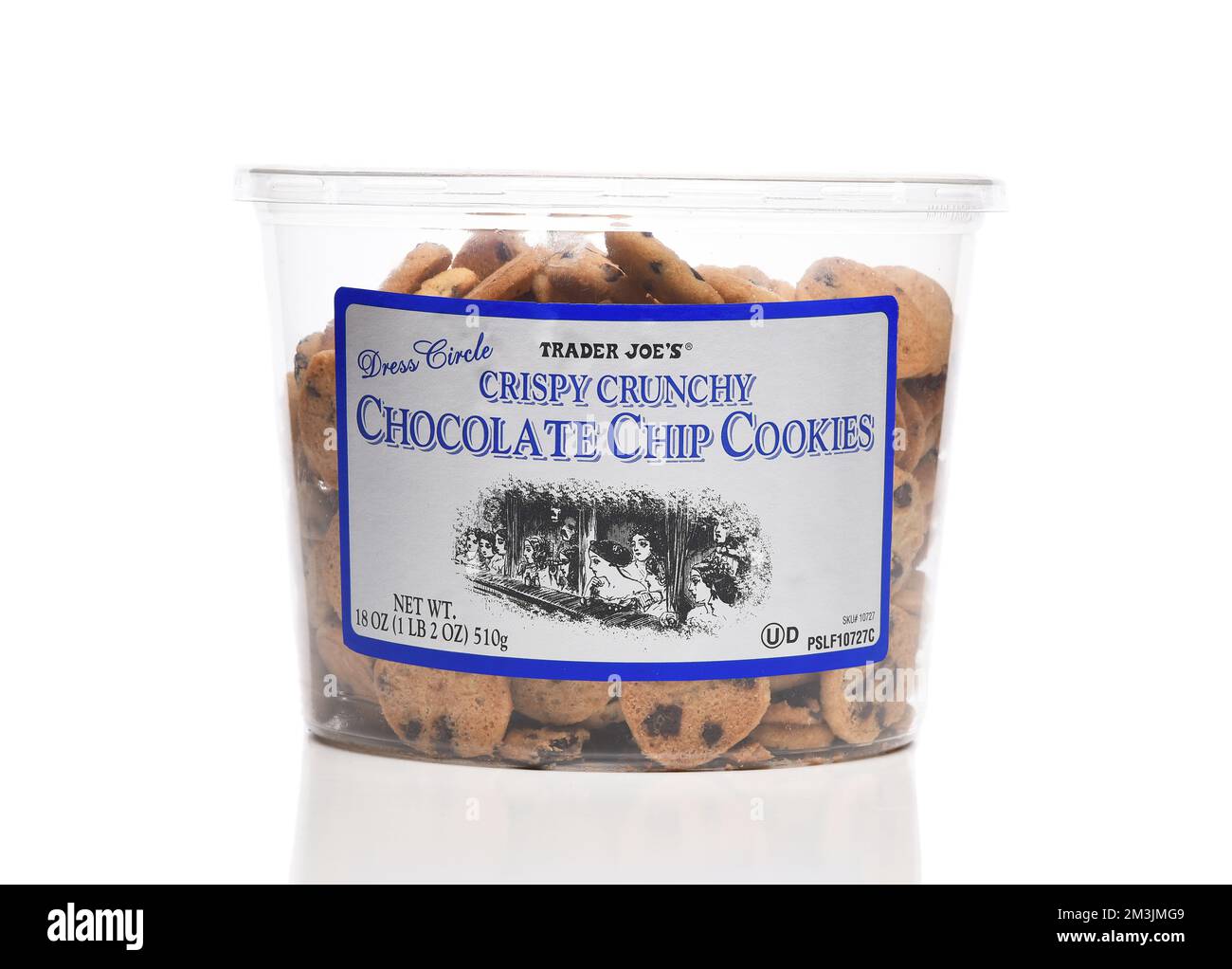 IRVINE, KALIFORNIEN - 15. DEZ. 2022: Eine Wanne Trader Joes Mini Chocolate Chip Cookies. Stockfoto