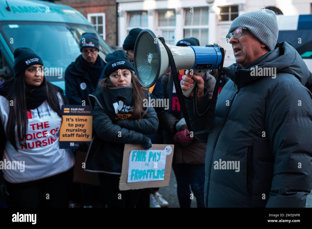 London, Großbritannien. 15.. Dezember 2022. Peter Kavanagh, Unite London & Eastern Regional Secretary, spricht Krankenschwestern an einer offiziellen Streikpostenlinie vor dem Great Ormond Street Hospital. Krankenschwestern in England, Wales und Nordirland vom Royal College of Nursing (RCN) haben an dem ersten von zwei 12-Stunden-Streiks über Lohn und Arbeitsbedingungen teilgenommen, dem ersten solchen Massengang von Krankenschwestern seit einem Jahrhundert. Kredit: Mark Kerrison/Alamy Live News Stockfoto