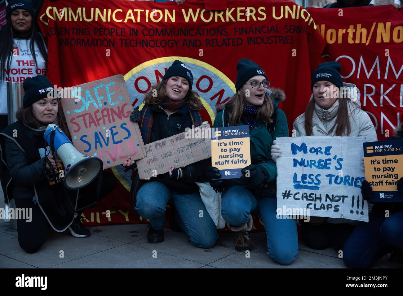 London, Großbritannien. 15.. Dezember 2022. Krankenschwestern mit Schildern posieren für ein Foto mit Mitgliedern der Communication Workers Union (CWU) an einer offiziellen Streikpostenlinie vor dem Great Ormond Street Hospital. Krankenschwestern in England, Wales und Nordirland vom Royal College of Nursing (RCN) haben an dem ersten von zwei 12-Stunden-Streiks über Lohn und Arbeitsbedingungen teilgenommen, dem ersten solchen Massengang von Krankenschwestern seit einem Jahrhundert. Kredit: Mark Kerrison/Alamy Live News Stockfoto