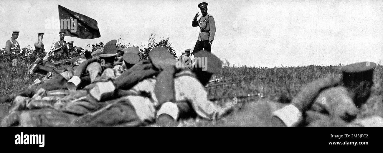 Foto von Zar Nicholas II., der während der Manöver der Armee Truppen salutiert. Russland galt traditionell als Beschützer der Slawen und nachdem Österreich Ungarn 1914 angegriffen hatte, mobilisierte es Truppen. Die erste Verteidigungslinie der russischen Armee wurde damals auf 1,8 Millionen geschätzt, wobei 5 Millionen Soldaten in Reserve standen. Datum: August 8. 1914 Stockfoto