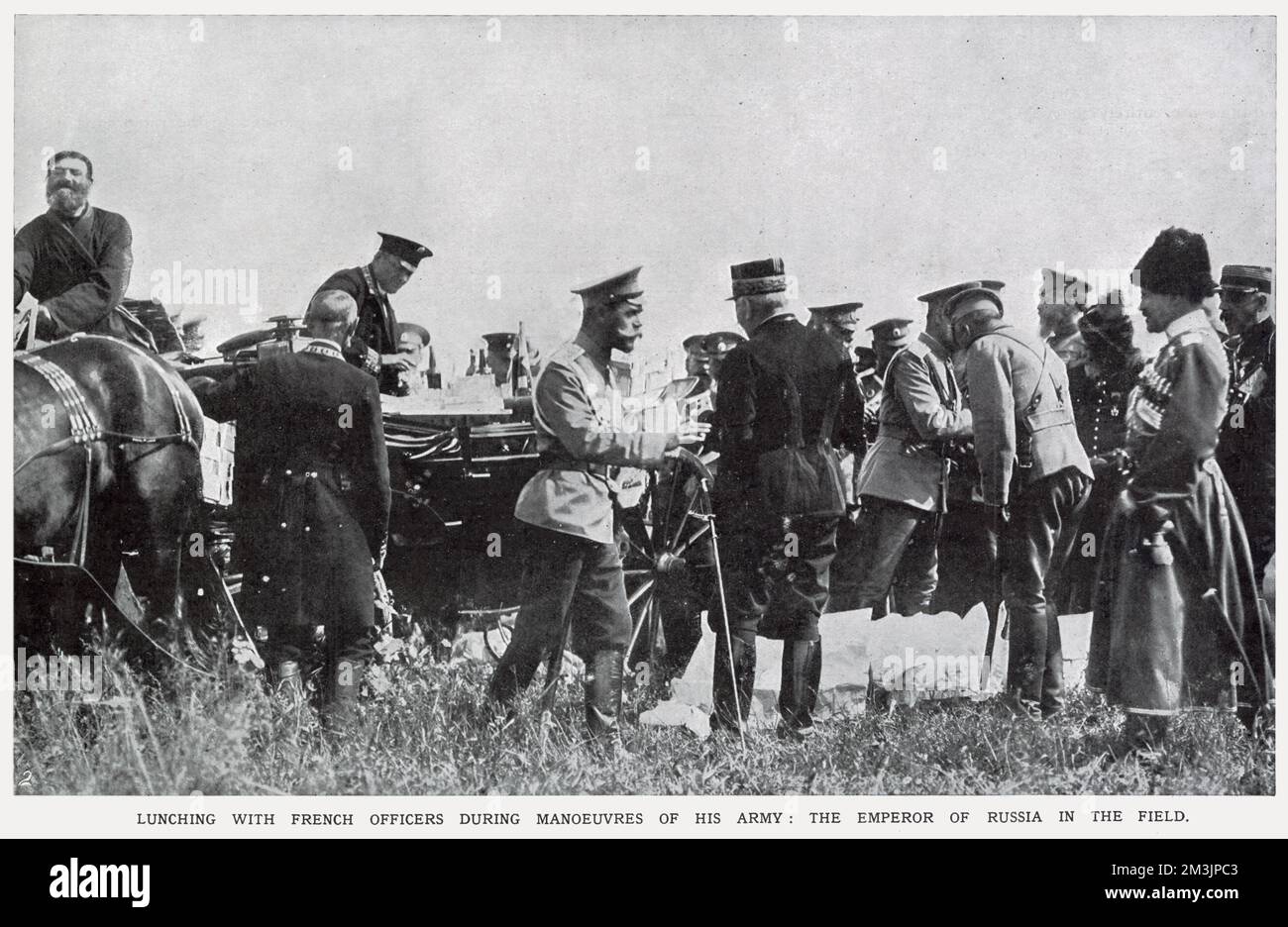 Zar Nicholas II. Isst mit französischen Offizieren während der Manöver seiner Armee. Russland sollte im Ersten Weltkrieg eine Dreifachallianz mit Frankreich und Großbritannien bilden Stockfoto