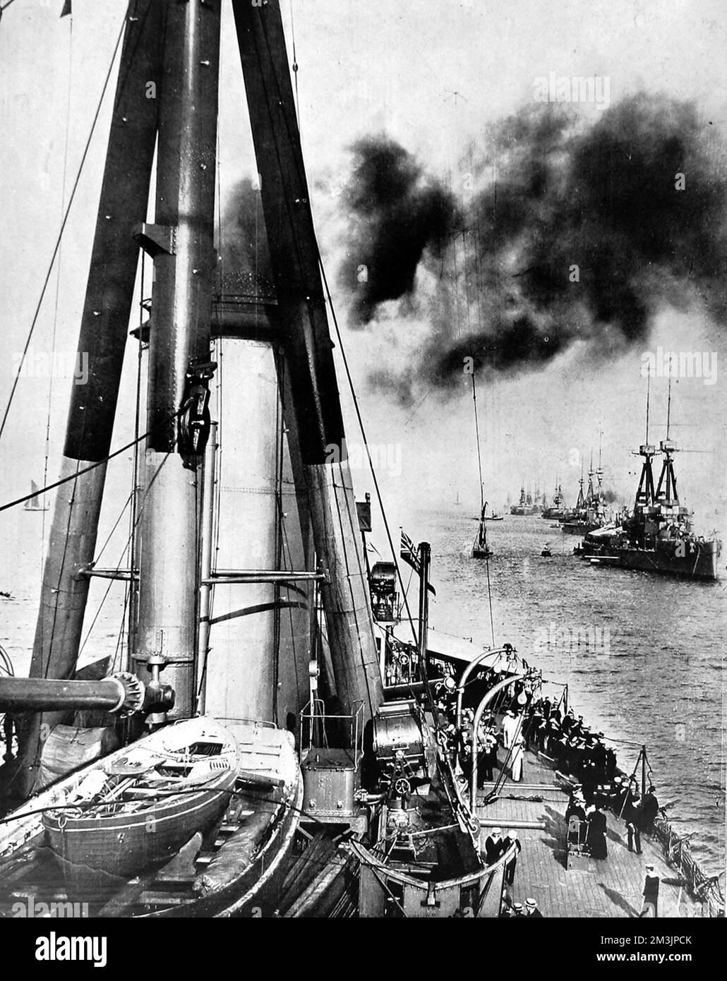 Eine eindrucksvolle Sicht von H.M.S. Hervorragend mit einer Reihe von Dreadnoughts; ein gutes Beispiel für Großbritanniens Marinemacht im Vorfeld des Ersten Weltkriegs 1914 Stockfoto