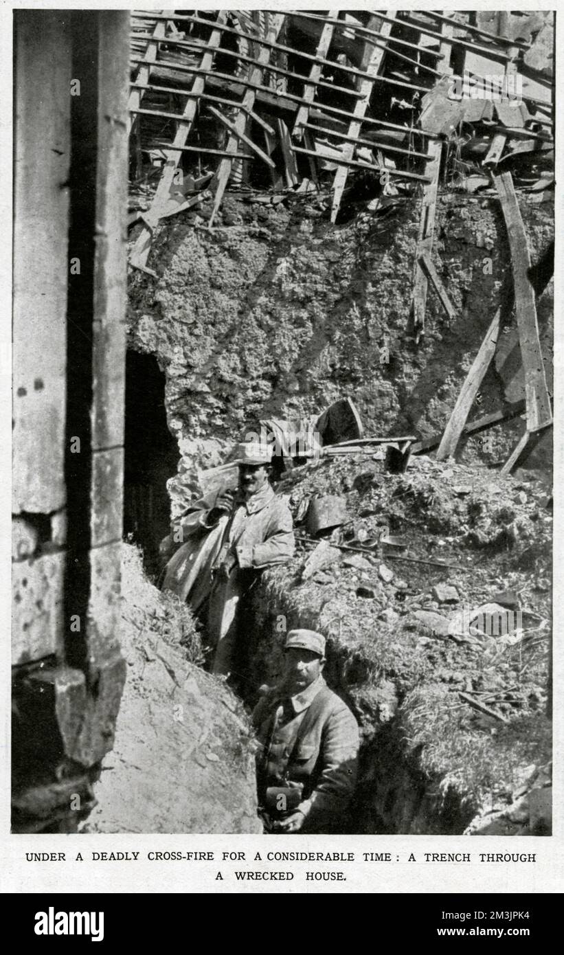 Ein Graben, besetzt von französischen Soldaten, ausgegraben durch ein zerstörtes Haus in Neuville-Saint-Vaast. Datum: 1915 Stockfoto