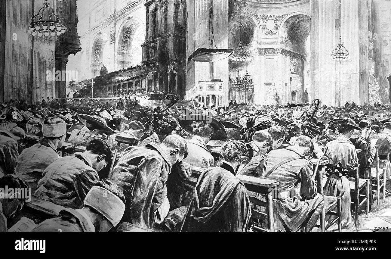 Ein Gottesdienst in St. Pauls Cathedral, anlässlich des ersten Jahrestages der Erklärung des Ersten Weltkriegs, am 4.. August 1915, bei der sowohl Soldaten als auch Zivilisten unter der Gemeinde zu sehen sind. August 14. 1915 Stockfoto