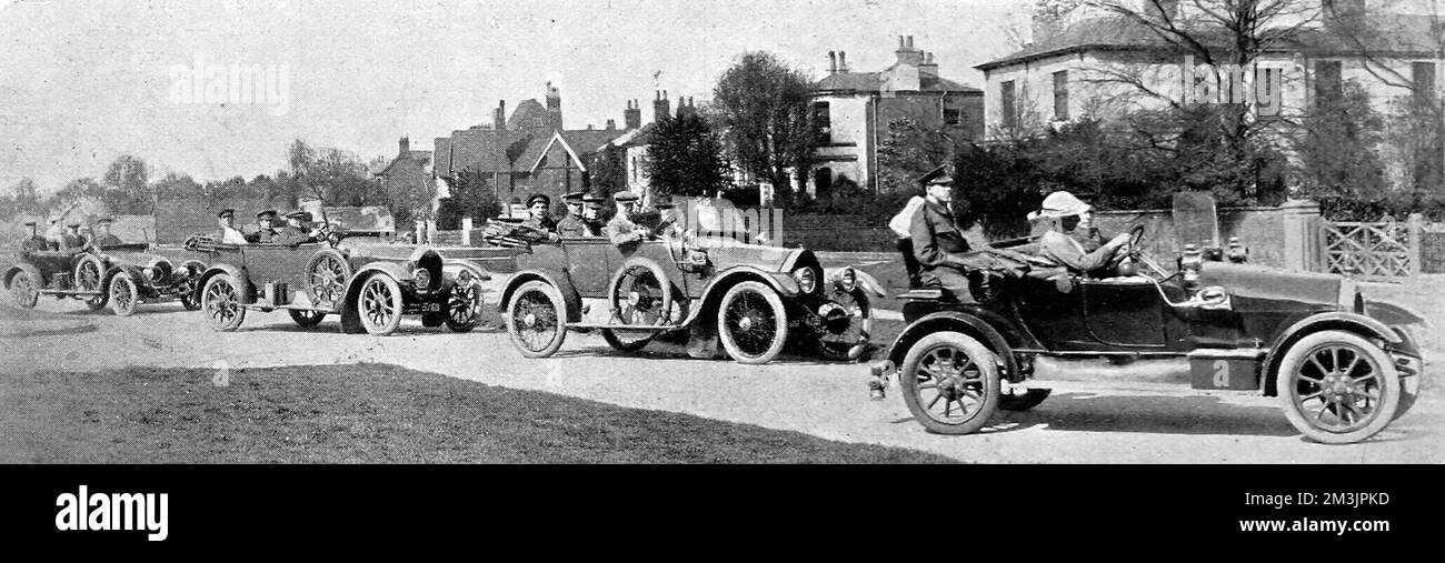 Erholende verwundete Soldaten im Coventry und Warwickshire Hospital werden in Humber-Autos auf restaurative Landfahrten mitgenommen. Mai 22. 1915 Stockfoto