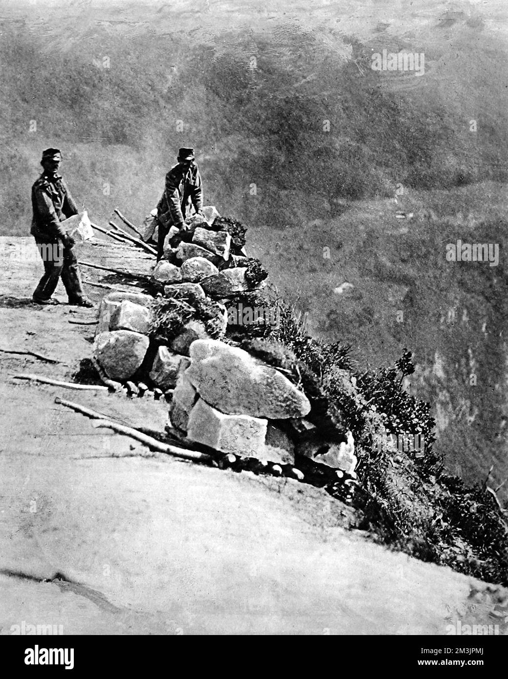 Österreichische Truppen zeigten, wie sie Steine auf Holzhebel laden, um sie im Ersten Weltkrieg den Berg hinunter zu Rollen und die Italiener voranzubringen Stockfoto