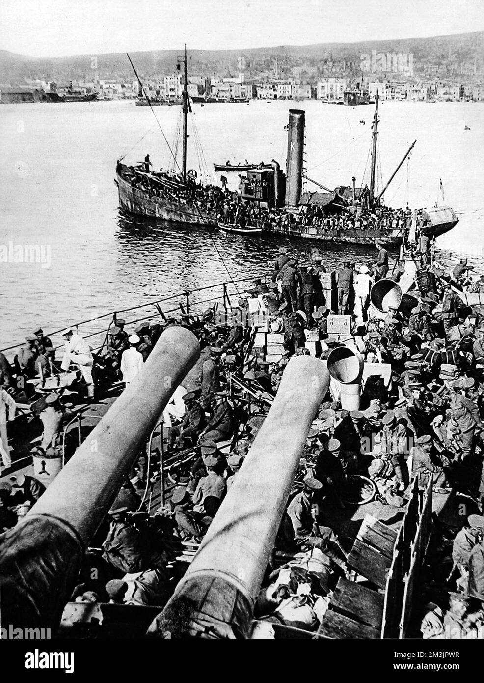 Die ersten britischen Truppen treffen in Salonika in Griechenland ein. Die Briten sind am 5. 1915. Oktober in Salonika gelandet, um Serbien zu helfen. Von bulgarischen Streitkräften zurückgetrieben, scheiterte die Expedition. Stockfoto