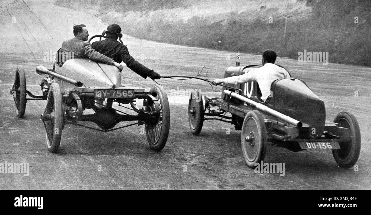 Ein Wettbewerber beim Motorrennen in Brooklands wird mit Hilfe einer Zweigstelle in die Koppel geschleppt. 1920 Stockfoto