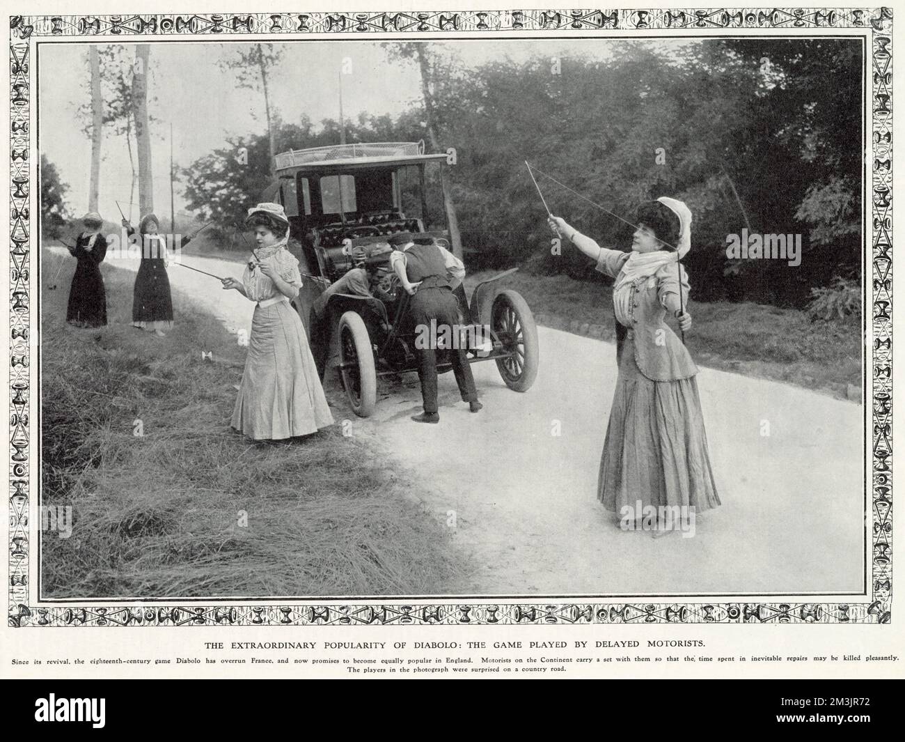 Frauen spielen Diabolo, während das Auto repariert ist. Autofahrer auf dem Kontinent haben ein Set dabei, um sich im Falle einer Panne die Zeit zu vertreiben. Stockfoto