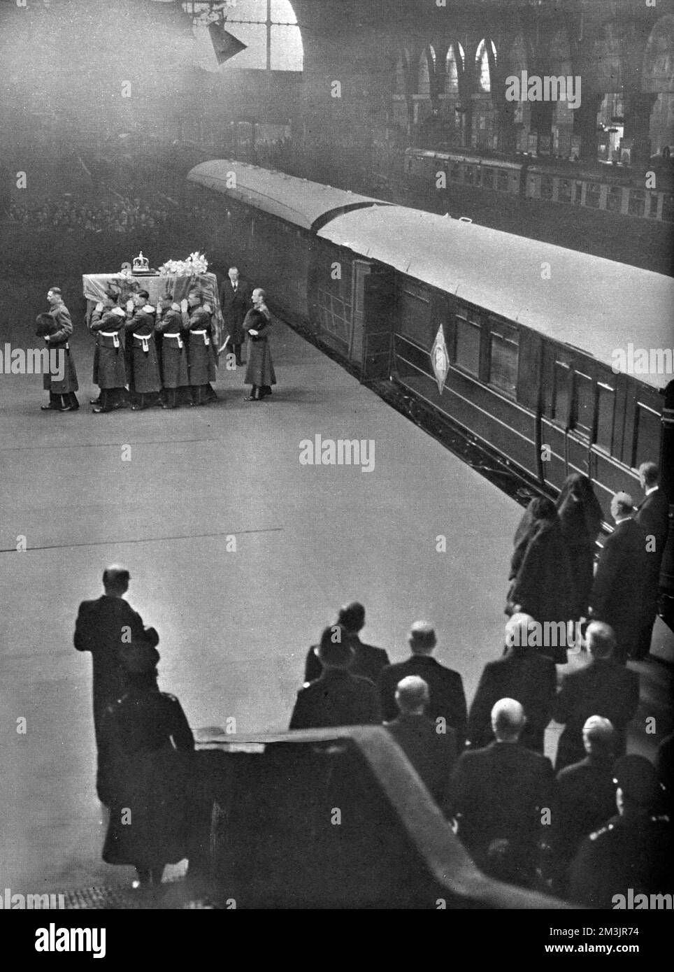 Der Sarg von George VI wurde zeremoniell aus einem Zug getragen. George VI. Wurde 1895 geboren und starb im Februar 6. 1952. 1952 Stockfoto