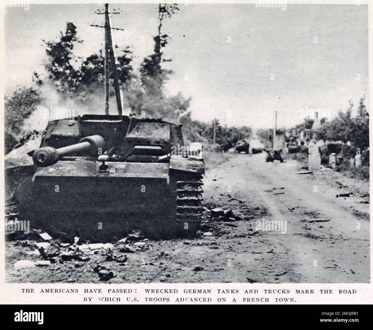 Zerstörte deutsche Panzer und Lastwagen auf einer Straße der Normandie, kurz nach dem D-Day, dem 6. Juni 1944. Diese Straße wurde gewählt, indem amerikanische Truppen auf ihrem Weg ins Landesinnere von den Invasionsstränden vorrücken. Stockfoto