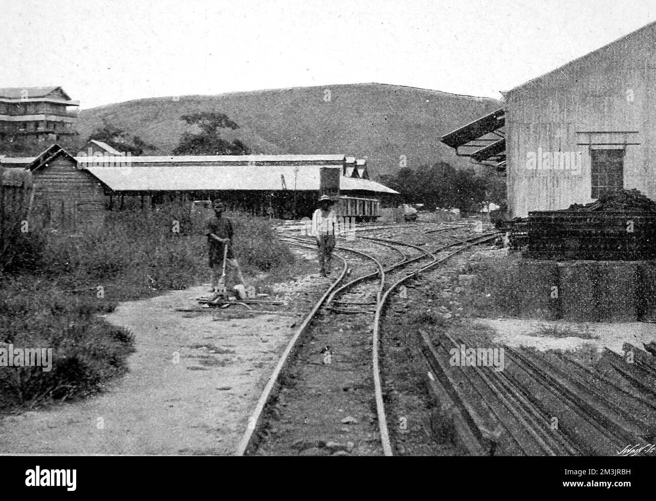 Bahnhof in Matadi, Teil der neuen Kongo-Bahn von Matadi nach Stanley Pool. Die Fertigstellung der Eisenbahn dauerte neun Jahre, und in den ersten fünf Jahren wurden nur 25 km Gleis gebaut. Die Eisenbahn war für die Entwicklung der Kongo-Region von entscheidender Bedeutung, da der Handel von Region zu Region transportiert werden konnte. 1898 Stockfoto