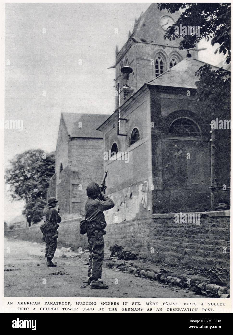 Amerikanische Fallschirmjäger jagen deutsche Scharfschützen, Normandie Stockfoto