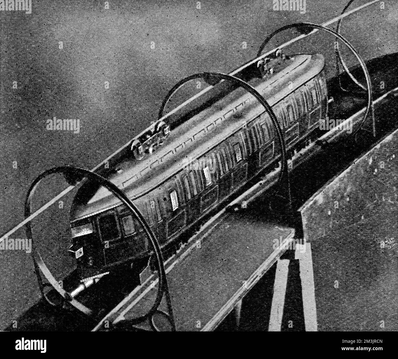 Die Eisenbahn der Zukunft, die 300 km/h fährt. Das Arbeitsmodell von Herrn E. W Chalmers Kearney für seine Hochgeschwindigkeitsbahn, bei dem, so behauptete er, 300 km/h sicher erreicht werden könnten. Das Design war unverwechselbar, mit einer Schiene über dem Zug und einer darunter. Datum: 27.. Juni 1908 Stockfoto