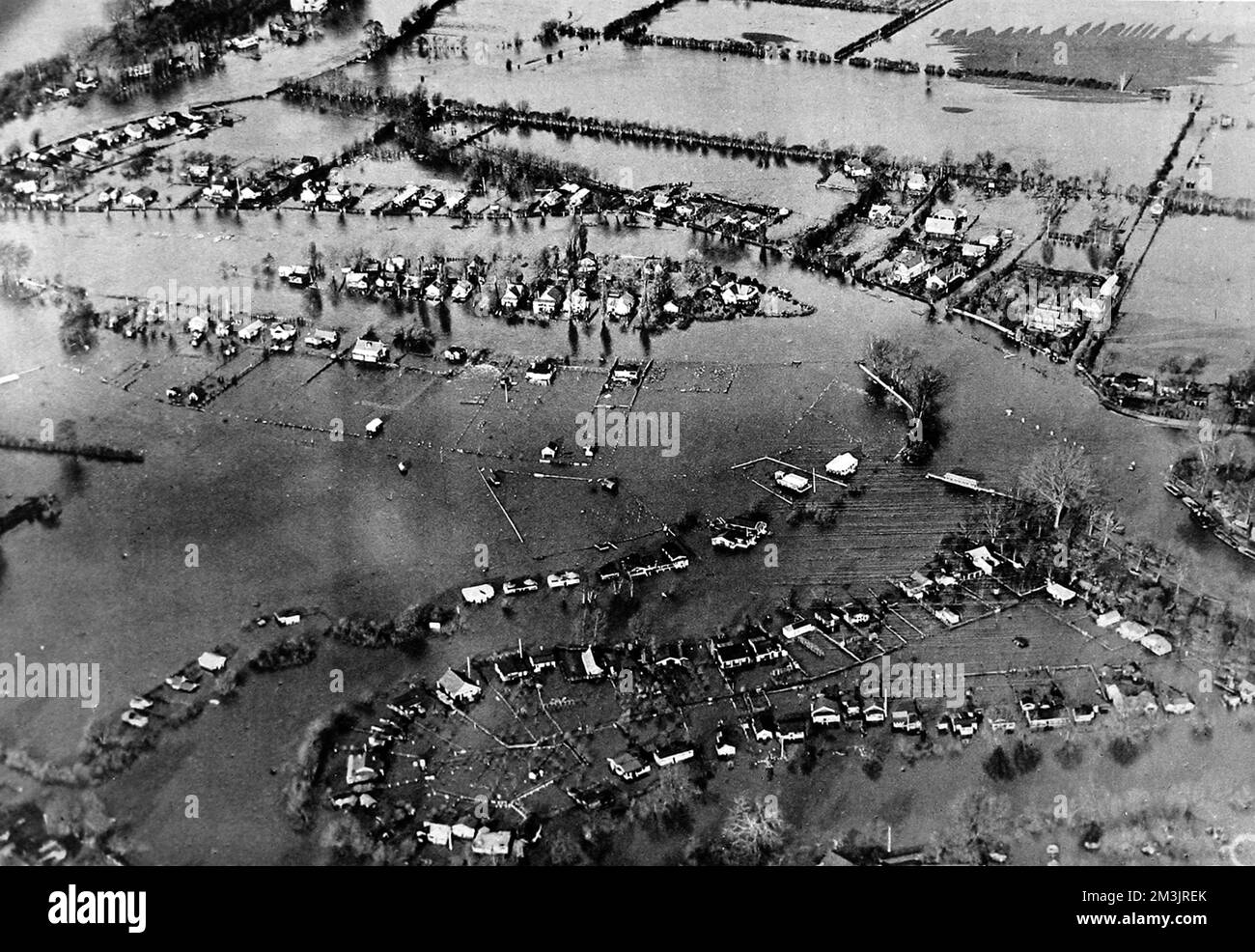 Das überschwemmte Gebiet um Weybridge, nach beispiellosen Regenfällen stürzte die Themse ihre Ufer. Der Verlauf des Flusses ist unauffindbar, wo die Ufer des Flusses in das Land verschmolzen sind. 1929 Stockfoto