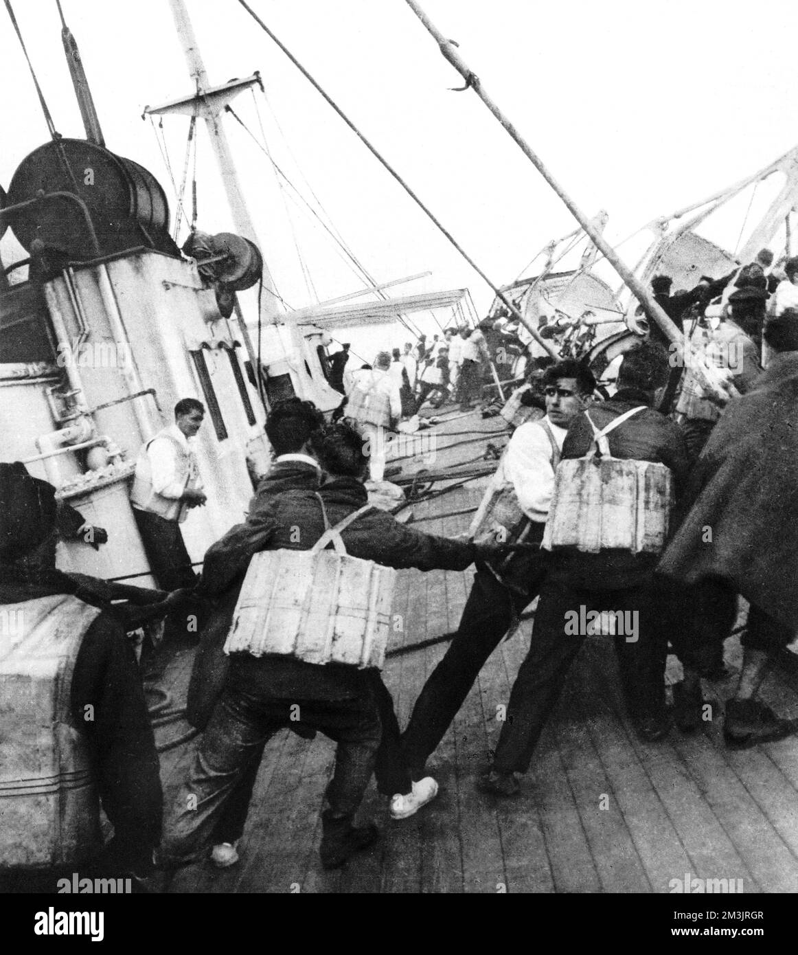 An Bord der sinkenden Vesris; ein Foto, das an Deck nur Sekunden vor dem Absturz des Schiffs aufgenommen wurde und Menschen in Rettungsbooten zeigt, die auf die Rettungsboote zusteuern. Viele der Rettungsboote kenterten und Menschen sprangen von den steil abfallenden Decks, um sich selbst zu retten. Datum: 1928 Stockfoto