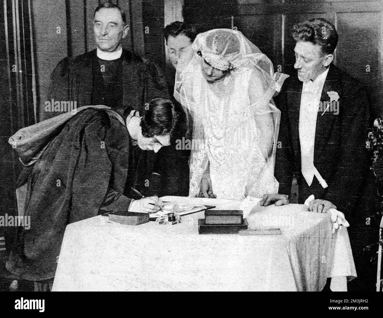 Die Reverend Miss Vera Findlay, Ministerin der Stewartville Congregational Church, Partick, Glasgow, unterzeichnet das Register, nachdem sie eine Hochzeitszeremonie in Schottland durchgeführt hat. Es war die erste Ehe auf den britischen Inseln, die von einer Frau bevollmächtigt wurde. Datum: 1928 Stockfoto