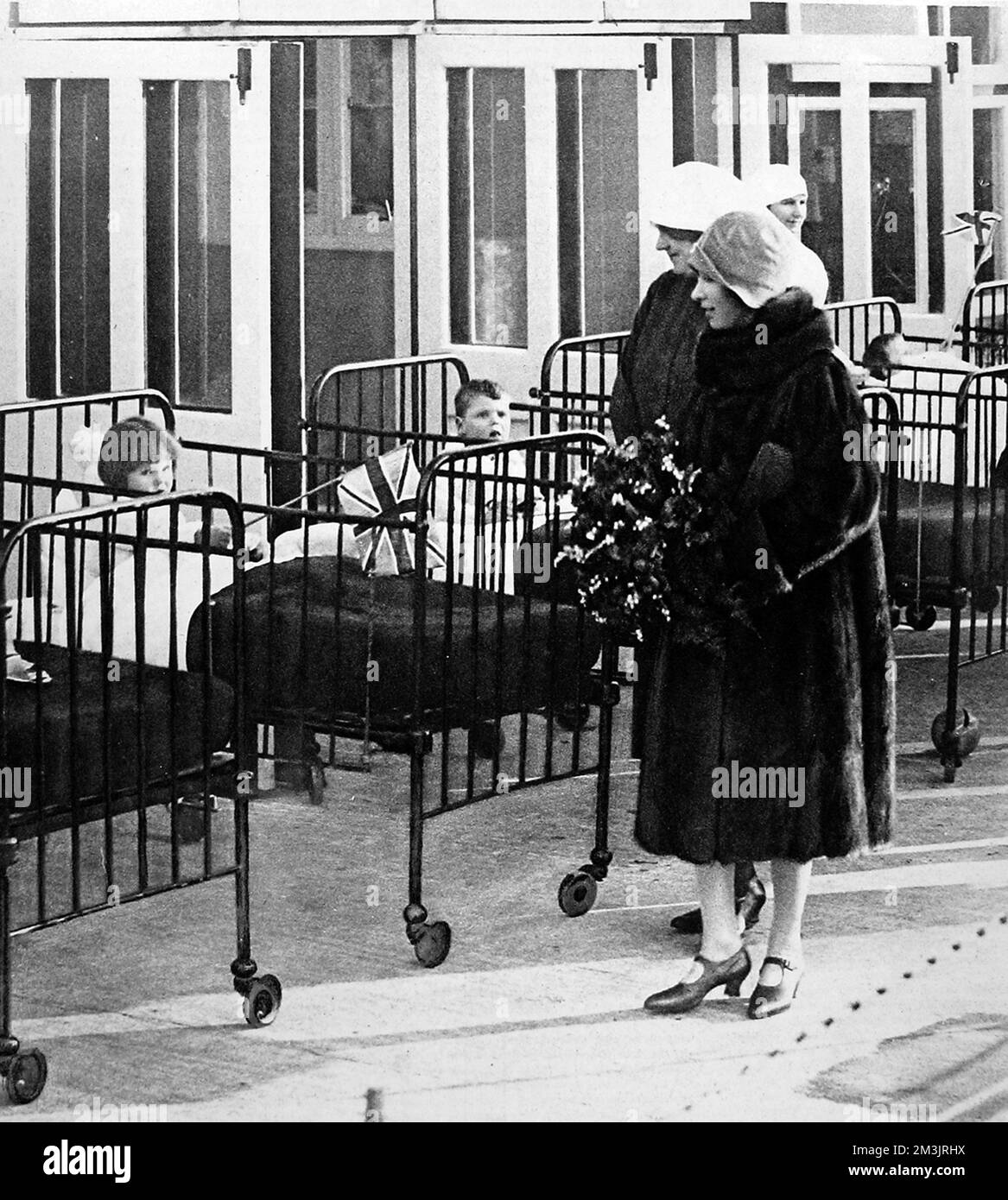 Prinzessin Mary, die Königin Mary auf einem Krankenhausbesuch begleitet. George V. litt in dieser Zeit an Krankheit, und die Königin ersetzte ihn bei häufigen öffentlichen Verlobungen. Stockfoto
